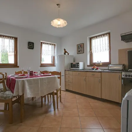 Sara, Village Stinjan 普拉