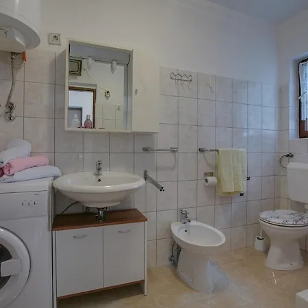 Sara, Village Stinjan 公寓 *