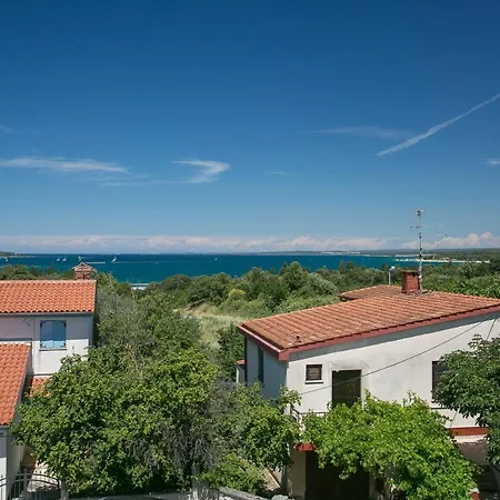 Sara, Village Stinjan Apartamento