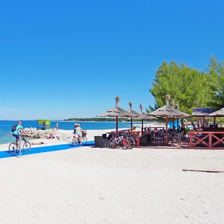 Sara, Village Stinjan 公寓