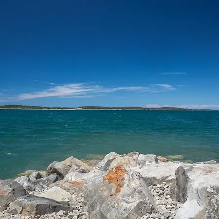 Sara, Village Stinjan