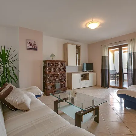 Appartement Sara, Village Stinjan *
