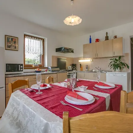 Sara, Village Stinjan Apartament