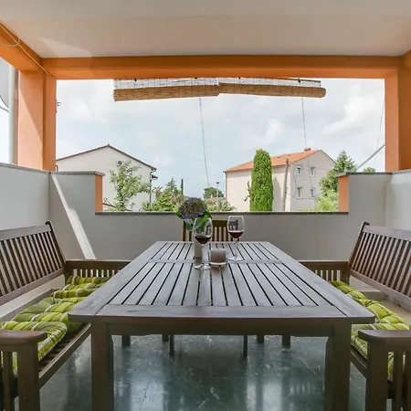 Apartament Sara, Village Stinjan