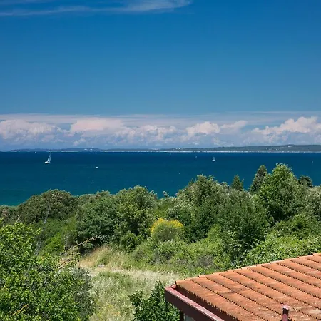 Sara, Village Stinjan Apartament *