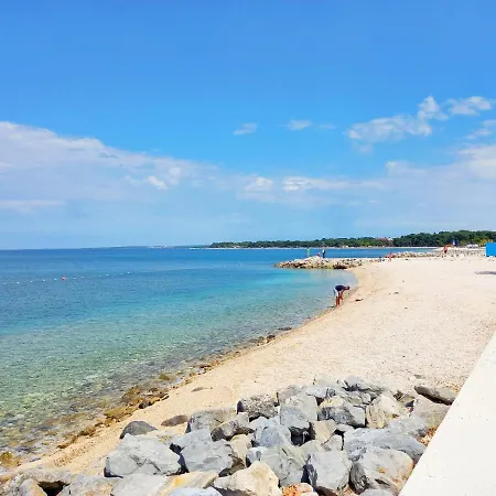 Sara, Village Stinjan Apartament *