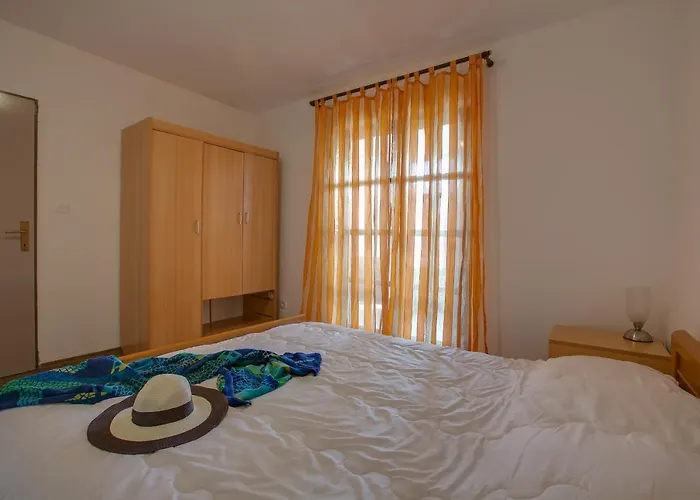 Sara, Village Stinjan Apartment Pula