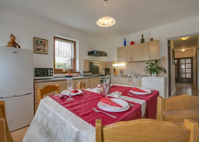 Sara, Village Stinjan Apartment