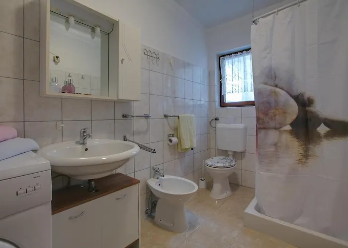 Sara, Village Stinjan *